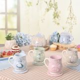 TAZA RELIEVE ALICIA PAIS DE LAS MARAVILLAS SOMBRER