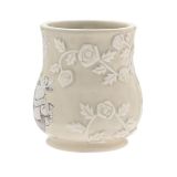 TAZA RELIEVE ALICIA PAIS DE LAS MARAVILLAS CONEJO 